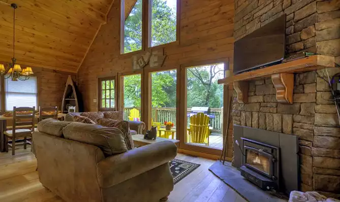 Located in the Aska Adventure Area just a quick walk from the rushing water of the Toccoa River is the charming 3-bedroom Toccoa Mist cabin. 