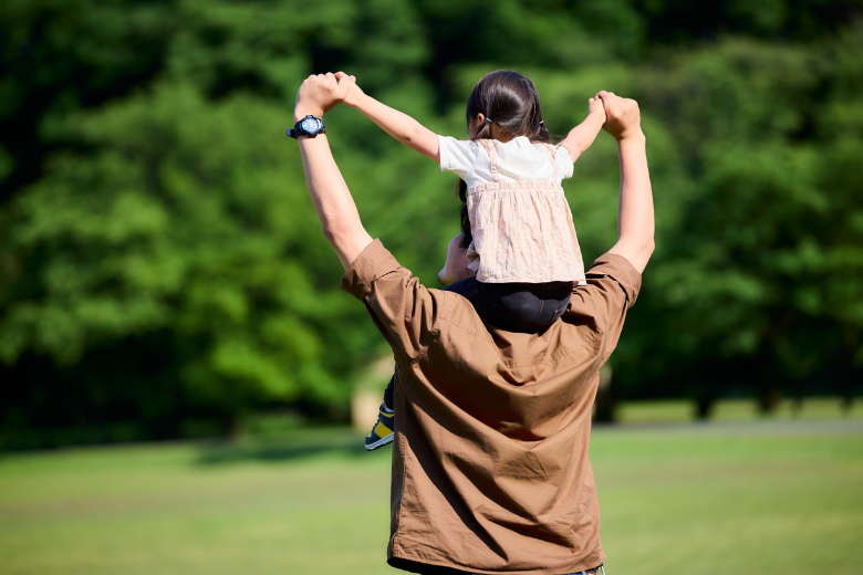 Father with daughter on his shoulders